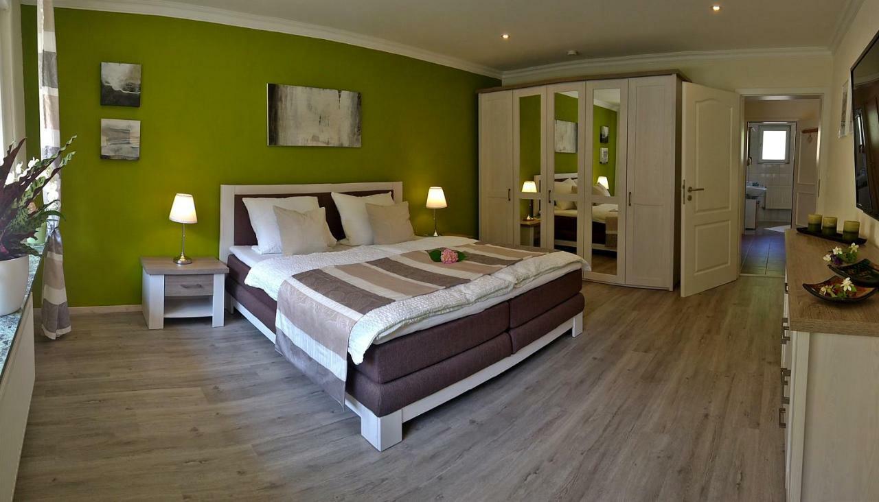 Roosartige Ferien - Ferienwohnung Am Weiherturm บาคาราค ภายนอก รูปภาพ