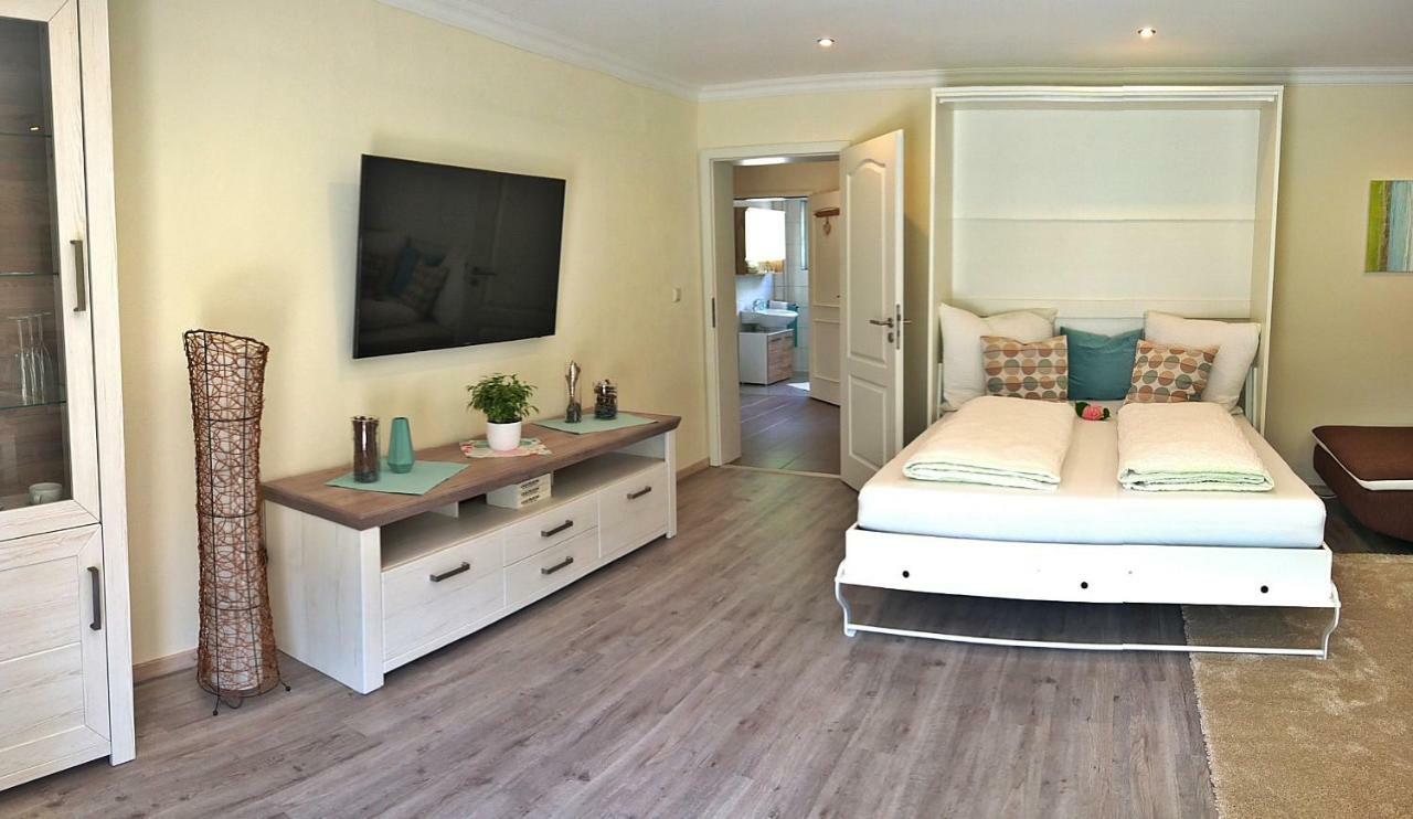 Roosartige Ferien - Ferienwohnung Am Weiherturm บาคาราค ภายนอก รูปภาพ